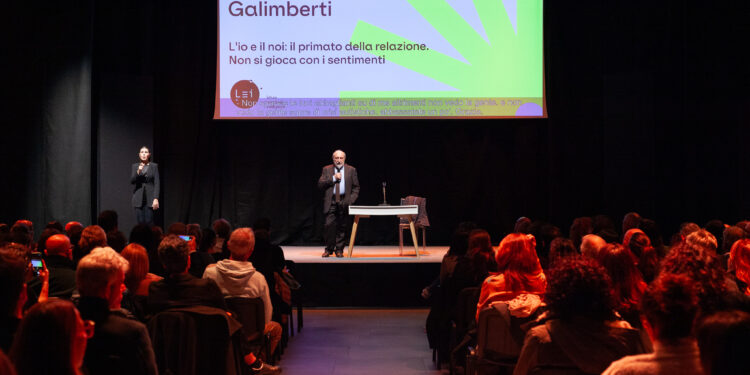 Non esiste l’Io senza il noi, la lezione di Umberto Galimberti a Cagliari al LEI Festival