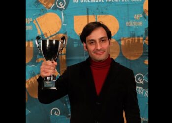 L’attore cagliaritano Valentino Mannias trionfa al premio Ubu. “Dedico il mio premio alla Sardegna”