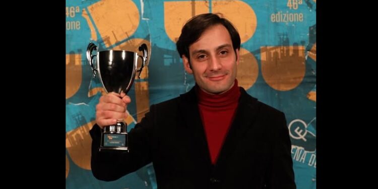 L’attore cagliaritano Valentino Mannias trionfa al premio Ubu. “Dedico il mio premio alla Sardegna”