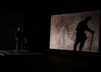 “Oggi viviamo l’epoca della farsa”. Il regista Alessandro Serra porta in scena a Sassari e Cagliari per Cedac “Tragùdia-Il canto di Edipo”