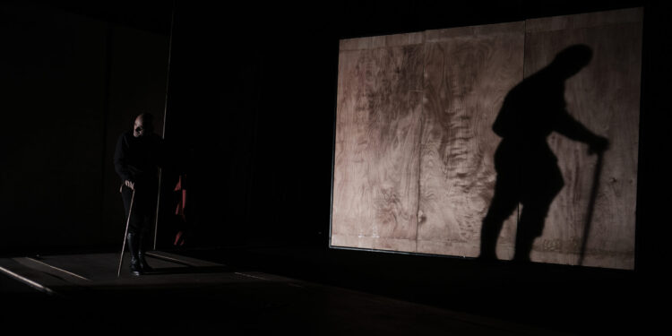 “Oggi viviamo l’epoca della farsa”. Il regista Alessandro Serra porta in scena a Sassari e Cagliari per Cedac “Tragùdia-Il canto di Edipo”