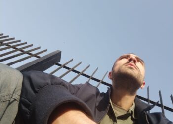 Torna Galantuomo Disilluso a raccontarci in rima vizi e virtù di un mondo da cambiare