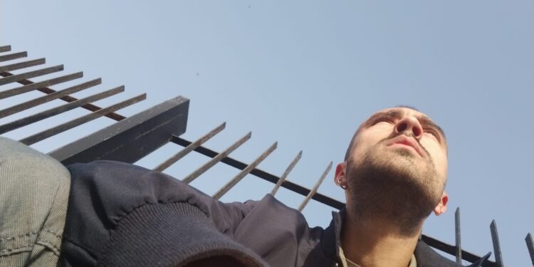 Torna Galantuomo Disilluso a raccontarci in rima vizi e virtù di un mondo da cambiare