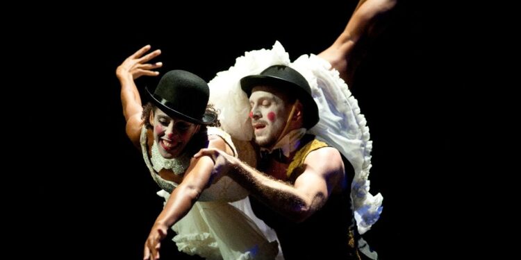 L’universo magico di Federico Fellini arriva a teatro con la Compagnia Artemis Danza: “Il circo di Fellini” in tour nell’Isola con CeDAC