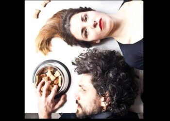 “Io Pierrot, lui Superman”, il nuovo spettacolo della compagnia cagliaritana Batisfera in scena a Quartu fino al 9 febbraio è una riflessione tragicomica sulla caducità delle cose