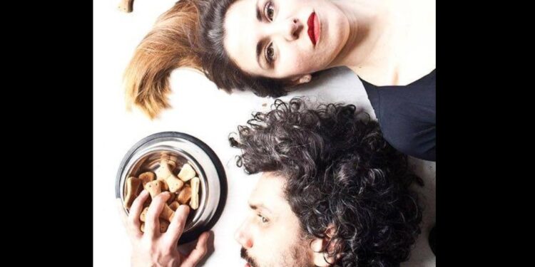 “Io Pierrot, lui Superman”, il nuovo spettacolo della compagnia cagliaritana Batisfera in scena a Quartu fino al 9 febbraio è una riflessione tragicomica sulla caducità delle cose