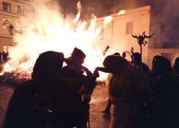 Il Carnevale che non si destagionalizza. S’Orcu ‘e Montiarvu a Siniscola tra rito esorcizzante e sacrificio propiziatorio: “Rappresentiamo qualcosa che non si può vendere”