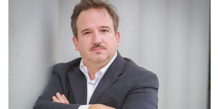 Luca Telese il 14 gennaio al Massimo di Cagliari con un monologo su Enrico Berlinguer: “Dopo di lui nessuno ha più avuto la capacità di muovere grandi macchine umane”