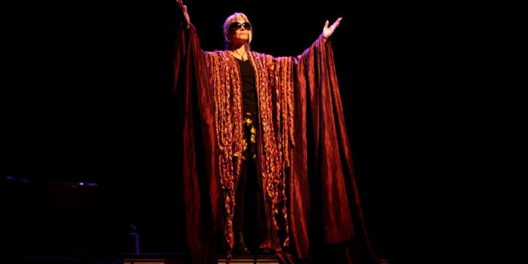 Ricordi, ironia e solitudine, in “Come vent’anni fa” Tiziana Martucci porta alle Saline di Cagliari le inquietudini femminili dal mito greco ai giorni nostri