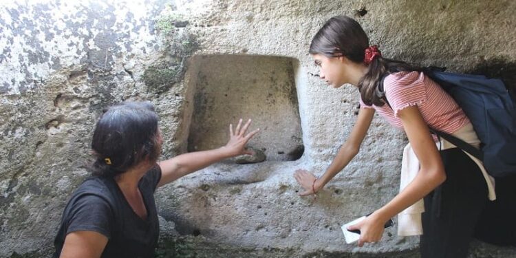 Ragazze e ragazzi alla scoperta delle Domus de Janas sarde col progetto ‘I colori dell’eternità’