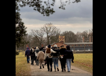 FUTURA. Promemoria Auschwitz, il viaggio delle scuole sarde verso l’orrore nazista. “Noi, portavoce delle persone a cui la voce è stata tolta”