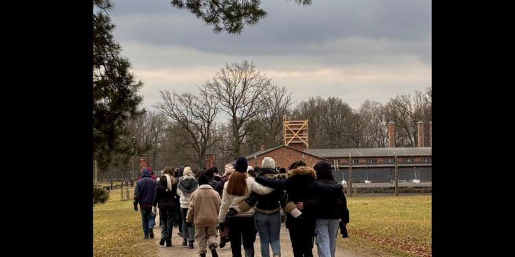 FUTURA. Promemoria Auschwitz, il viaggio delle scuole sarde verso l’orrore nazista. “Noi, portavoce delle persone a cui la voce è stata tolta”