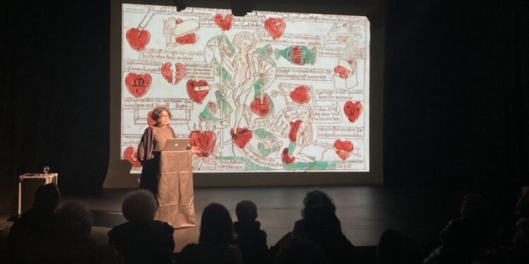 Mal d’amore, quando la passione diventa malattia. Una conferenza-spettacolo tra medicina, letteratura e pregiudizi di genere allo Spazio DOMOSC di Cagliari