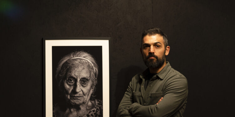 “Il bagaglio”, pezzi di vita raccontati per immagini. Sabato 15 marzo, al MuA di Sinnai, l’inaugurazione della mostra fotografica firmata Giorgio Secci