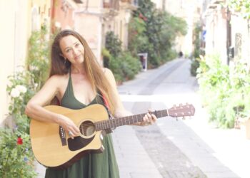 Viaggio in Sardegna per l’antropologa e cantante americana Kristina Jacobsen, oggi in libreria arriva “Sing me back home” su cultura e canzoni dell’isola