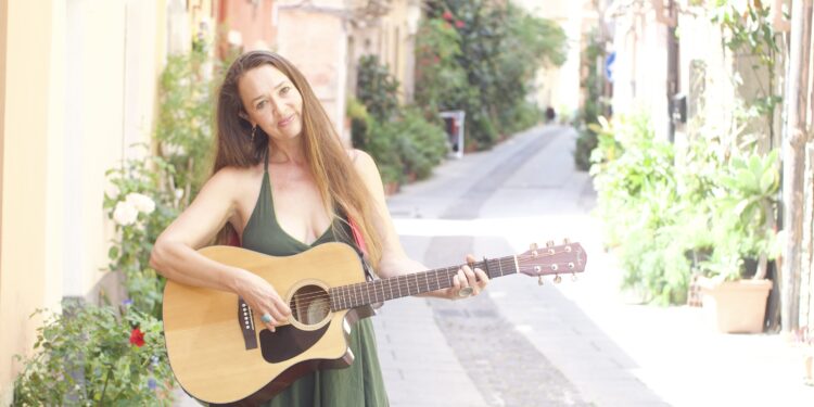 Viaggio in Sardegna per l’antropologa e cantante americana Kristina Jacobsen, oggi in libreria arriva “Sing me back home” su cultura e canzoni dell’isola