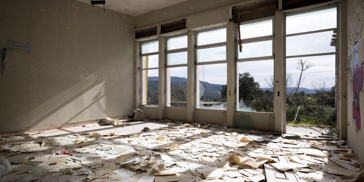 Scuole, colonie e sanatori abbandonati nell’obiettivo di Luca Centola, alla Galleria Siotto di Cagliari la mostra “Disamparadu”