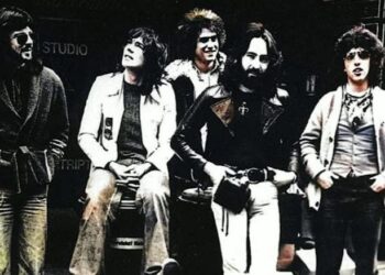 Cagliari 1974. Il concerto della Premiata Forneria Marconi al Teatro Massimo mentre in strada divampava la guerriglia