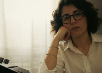 ‘Fragments’, un viaggio sonoro tra introspezione e flusso di coscienza nel nuovo EP di Federica Deiana