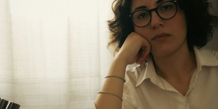 ‘Fragments’, un viaggio sonoro tra introspezione e flusso di coscienza nel nuovo EP di Federica Deiana