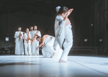 “L’IA può essere utile anche nella danza, ma niente potrà sostituirsi all’artista”. La coreografa cagliaritana Roberta Pisu in Sardegna con “K.I.nd of human”