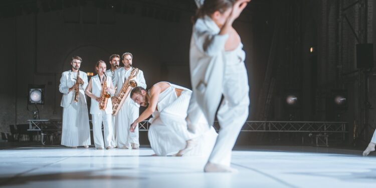 “L’IA può essere utile anche nella danza, ma niente potrà sostituirsi all’artista”. La coreografa cagliaritana Roberta Pisu in Sardegna con “K.I.nd of human”