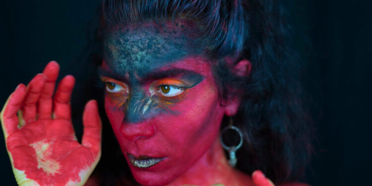 Dalila Kayros, tzèrrios e tzichìrrios pro una terra chi galu no est lìbera