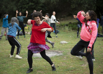 Il corpo e la natura, al via nella foresta di Montimannu il percorso tra ambiente, meditazione e poesia “La danza e il silenzio”