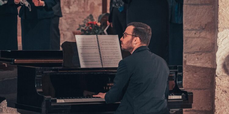 A Cagliari la grande mostra su Enrico Berlinguer, il Coro del Teatro Lirico di Cagliari celebra l’apertura sabato 5 aprile