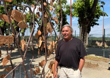 A Cisterna d’Asti per Creativamente Roero 2025 la monumentale opera partecipata di Bruno Meloni