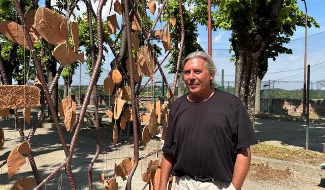 A Cisterna d’Asti per Creativamente Roero 2025 la monumentale opera partecipata di Bruno Meloni