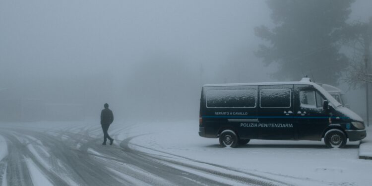 “Nella colonia penale”, viaggio nelle carceri sarde dove il tempo si è fermato. Il docufilm firmato da Mommotty in anteprima al Bellaria Film Festival
