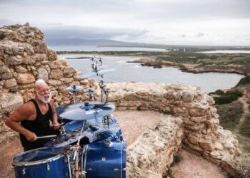 La leggenda mondiale della batteria e il suo amore per la Sardegna. A tu per tu con Mike Terrana: “Questo posto è un paradiso, adoro la sua gente”