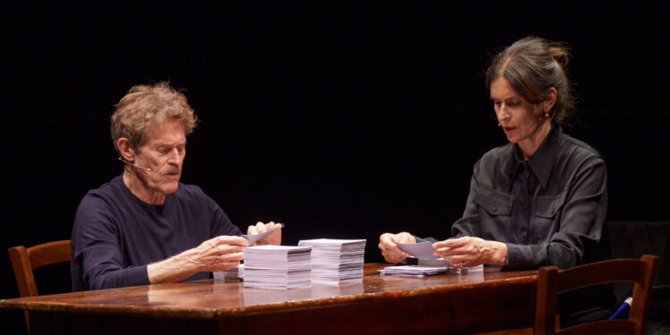 Biennale Teatro Venezia, omaggio a Richard Foreman con “No Title (an experiment)” alla Biennale con Simonetta Solder e Willem Dafoe