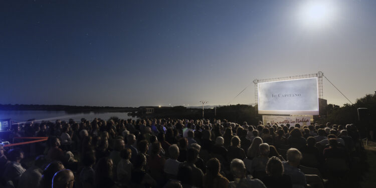 SPECIALE CINEMA 2025. La Sardegna al centro del grande schermo: cinema, identità e sperimentazione in un’isola di festival e progetti formativi