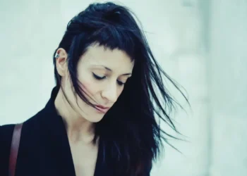 La raffinatezza di Gold Mass, tra elettronica e fisica, il 12 luglio al Siren Festival: “La Sardegna è la terra che sento mia per scelta”