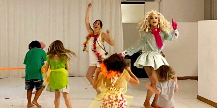 Una fiaba, tanti colori e libertà: Priscilla, ospite del Sardegna Pride 2025, racconta la magia delle drag queen ai più piccoli