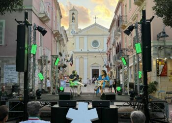“Mio nonno, gerarca fascista. Raccontare questa storia mi ha riconnesso alle mie radici”. La giornalista Barbara Serra a Carloforte con l’ultimo libro “Fascismo in famiglia”
