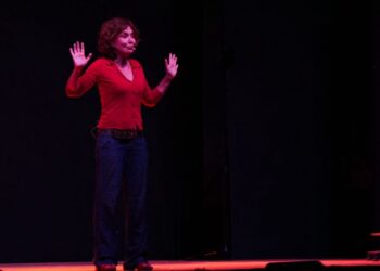 Sabina Guzzanti ironica e graffiante in “Liberidì Liberidà” a Jerzu per il 26esimo Festival dei Tacchi