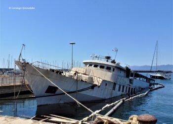 Terminata la demolizione della “Gennaro Cantiello” al molo di Sant’Elmo. Ecco la storia della nave-ristorante che prima di approdare a Cagliari portava i detenuti all’Asinara