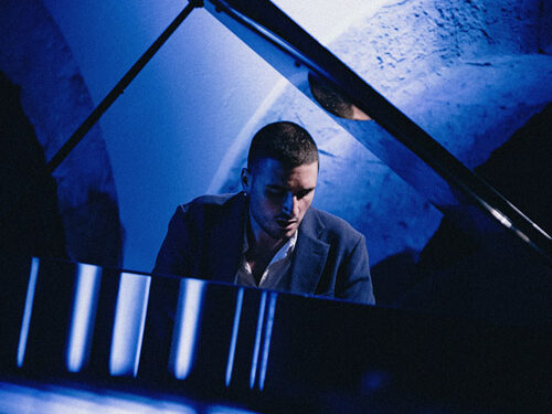 Il pianista Andrea Schirru svela il singolo ‘Quattro passi dal delirio’, anteprima del suo album d’esordio ‘Terra e Perda’